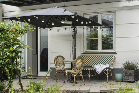 PRIVAT SOLRIG TERRASSE MED DIREKTE ADGANG TIL KÆMPE HAVE